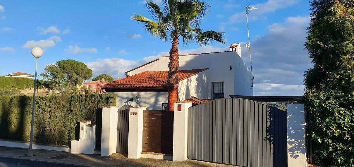 Fachada Principal de la entrada a la Casa del Lago apodada el castillo