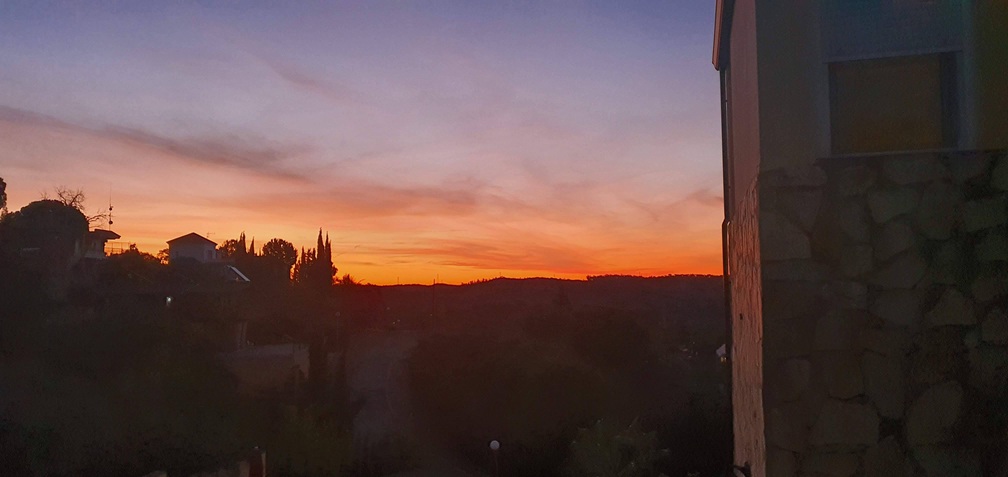 Amanecer en la casa del lago el castillo en Sierra Norte de Sevilla