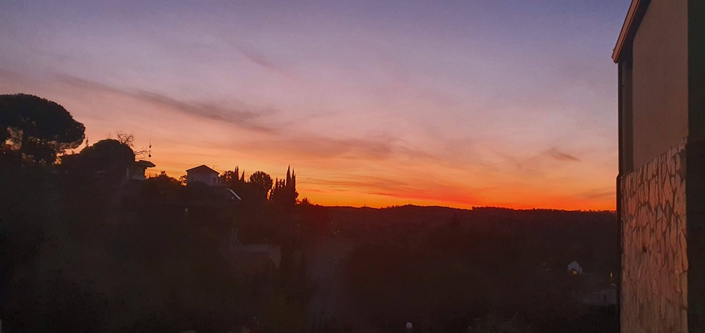 Amanecer en la casa del lago el castillo en Sierra Norte de Sevilla