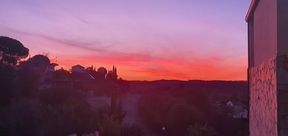 Amanecer en la casa del lago el castillo en Sierra Norte de Sevilla