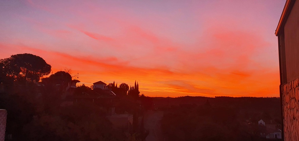 Amanecer en la casa rural El Castillo en Sierra Norte de Sevilla